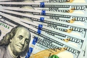 Pizarras de bancos con cotizaciones del dólar del lunes 27 de julio