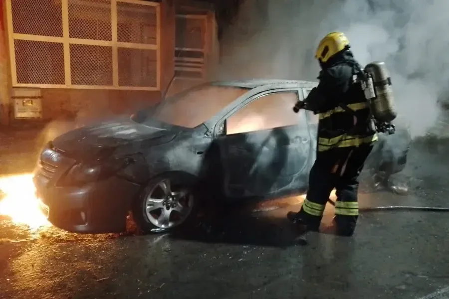 Bomberos trabajando en un incendio de auto en Rosario