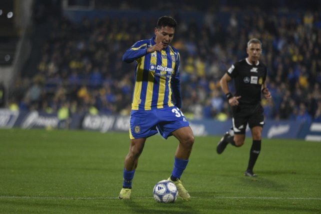 Emanuel Coronel en el campo de juego durante el partido ante Racing