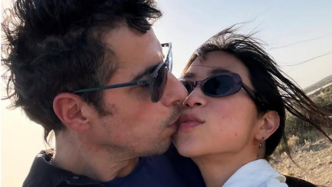 Fotografía de Esteban Lamothe y Débora Nishimoto abrazados, publicada por la marca Key Biscayne en Instagram