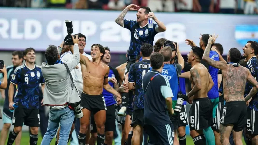 Ex combatientes de Malvinas con bandera argentina y camiseta de la Selección