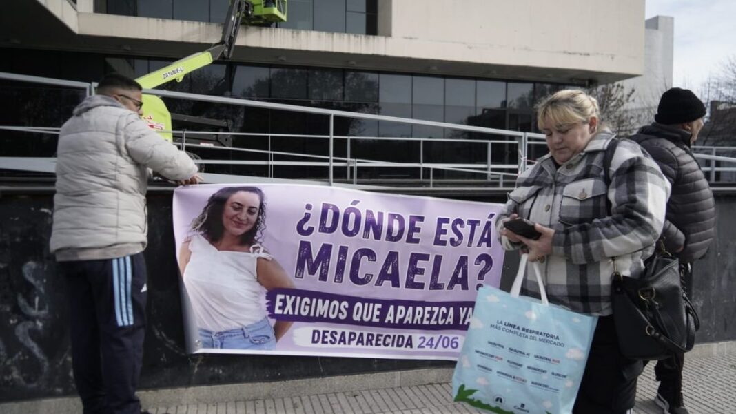 Familiares de Micaela Albornoz durante una manifestación en el Centro de Justicia Penal de Rosario