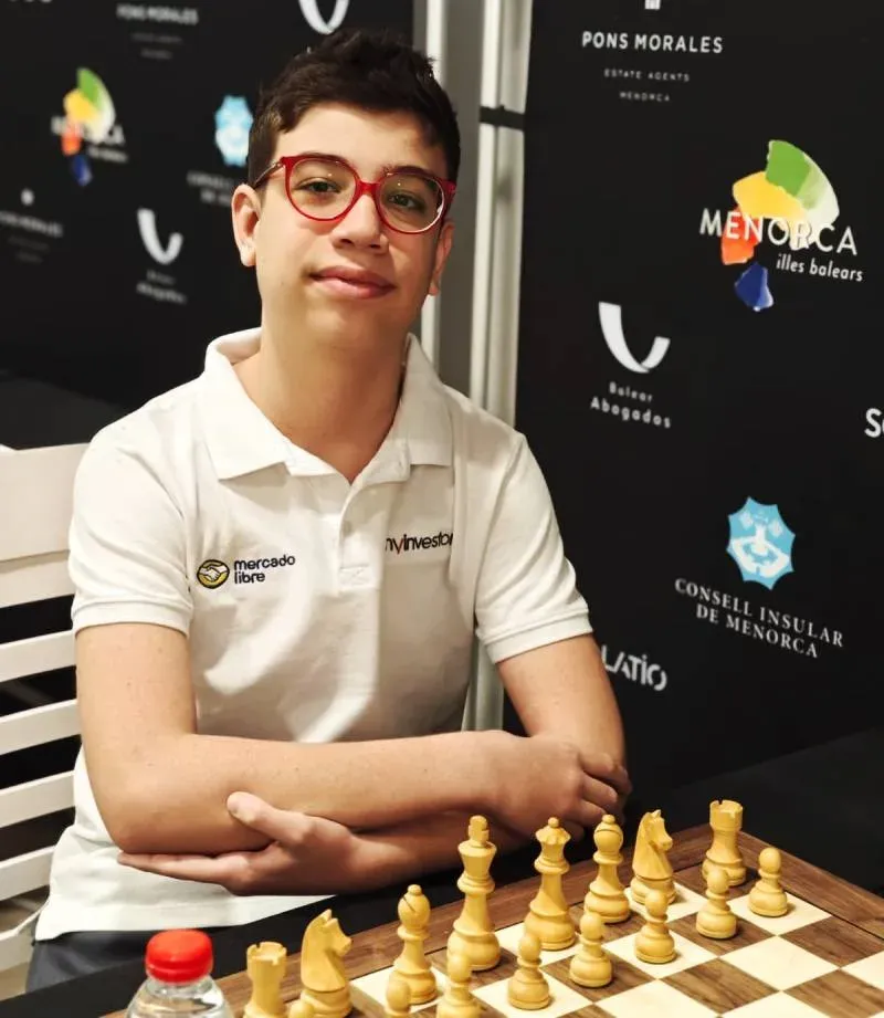 Faustino Oro jugando ajedrez