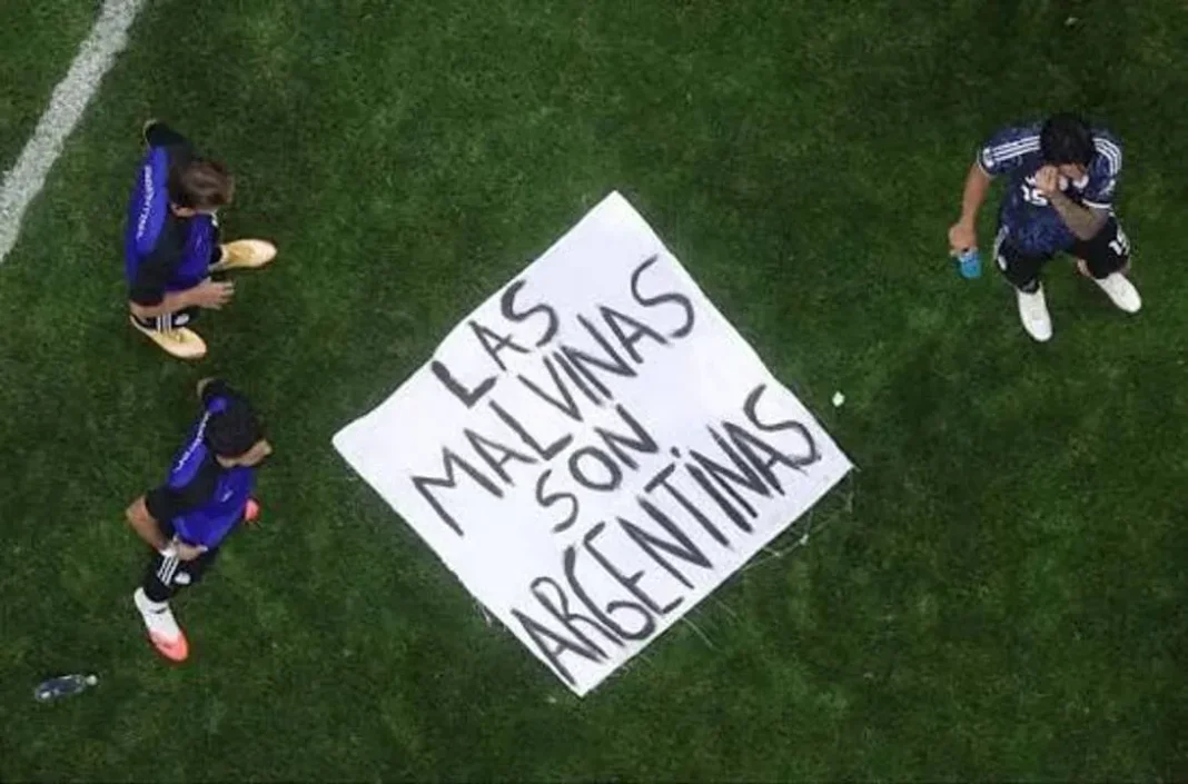Jugadores de la Selección argentina muestran una bandera con la leyenda Las Malvinas son argentinas