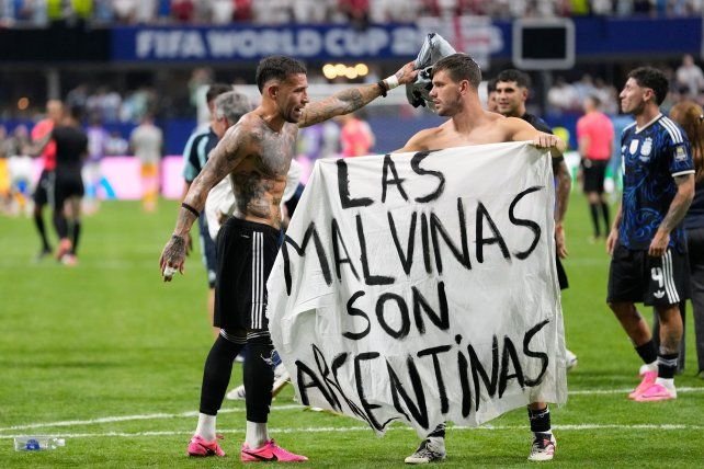 Bandera con la leyenda Las Malvinas son argentinas exhibida por jugadores argentinos en el Mundial 2026