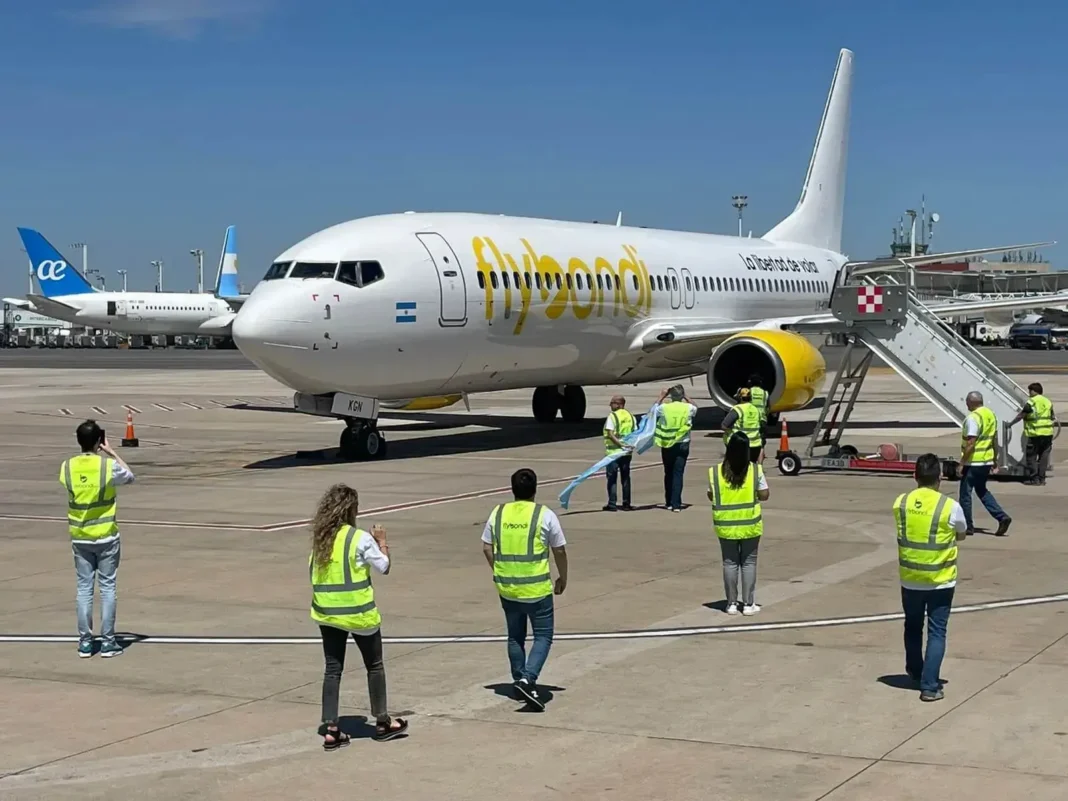 Avión de Flybondi en plataforma de aeropuerto