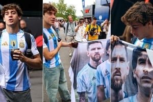 Franco Colapinto con la camiseta de Julián Álvarez en el paddock de la Fórmula 1