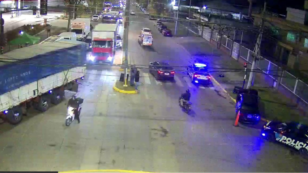 Automóvil impactado contra una columna en la intersección de Mendoza y Wilde