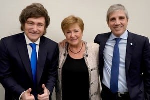 Fachada de la Casa Rosada con banderas argentinas