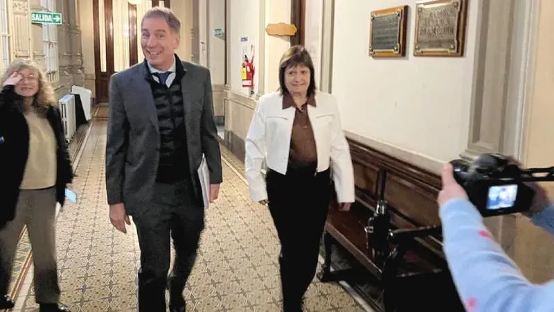 Diego Santilli en el Senado reunido con senadores