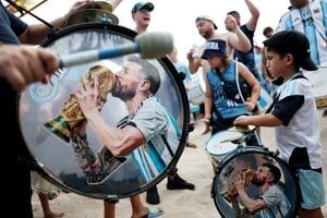 Hinchas argentinos con banderas en Miami antes del partido contra Cabo Verde