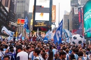 Hinchas argentinos con banderas en un aeropuerto de Estados Unidos antes de la final del Mundial 2026