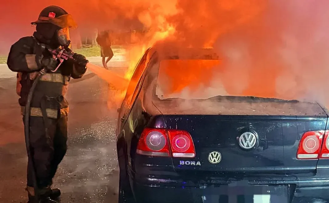 Bomberos trabajan en la extinción de un Volkswagen Bora incendiado en barrio Alvear, Rosario