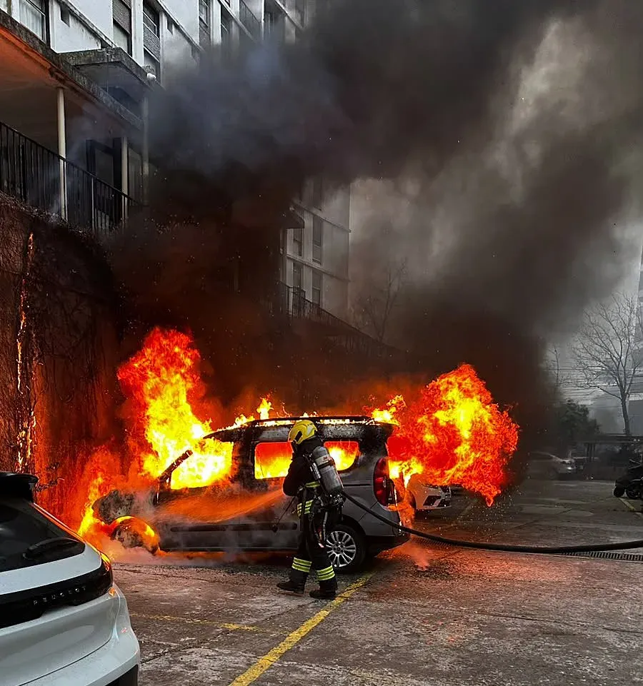 Utilitario incendiado en el playón de estacionamiento del edificio El Palomar