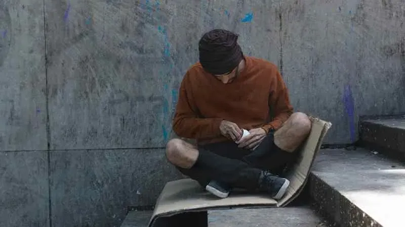 Jóvenes en una plaza de Santa Fe ilustrando situación de vulnerabilidad