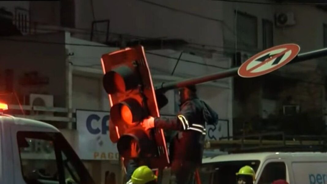 Semáforo caído sobre la calzada en intersección de calles San Martín y Rioja, Rosario