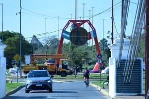 Pórtico con pantalla de cuenta regresiva instalado en la Costanera Este de Santa Fe para los Juegos Suramericanos 2026