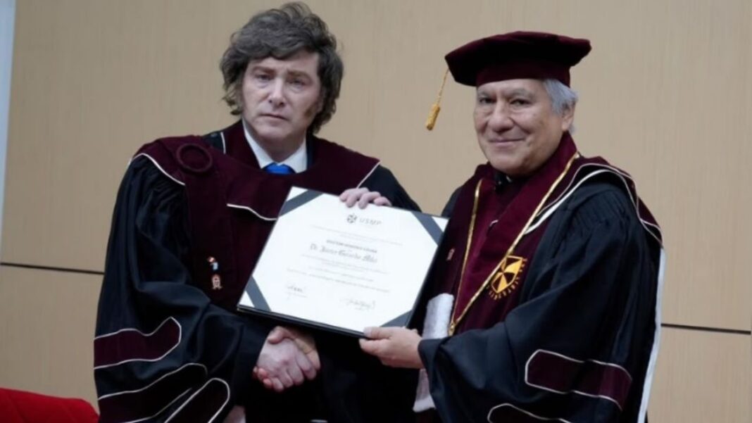 Javier Milei recibe Doctor Honoris Causa de universidad peruana