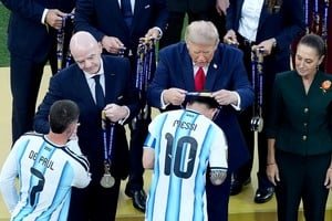 Jugadores de la Selección Argentina en formación antes de un partido