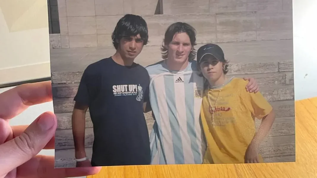 Fotografía de Lionel Messi con dos jóvenes desconocidos en el Monumento a la Bandera en 2005