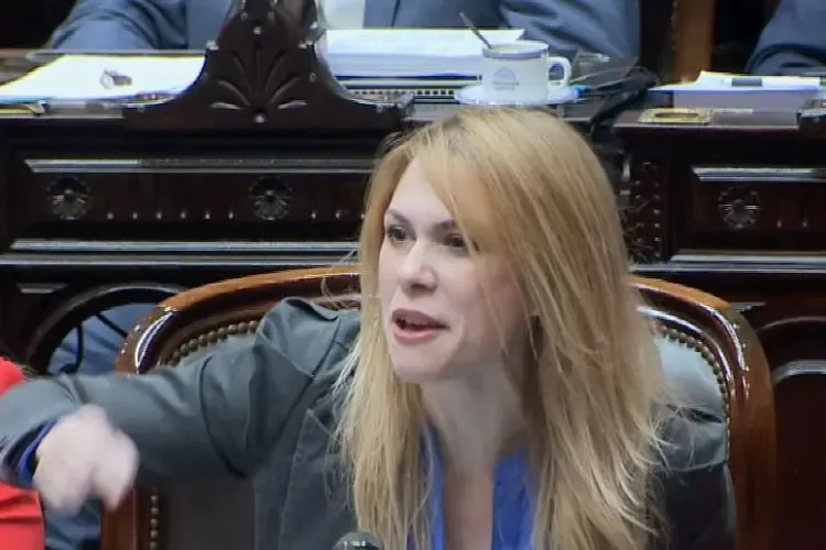 Lilia Lemoine durante su visita al Monumento Nacional a la Bandera en Rosario