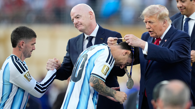 Lionel Messi recibe la medalla de plata del presidente Donald Trump en la ceremonia de premiación del Mundial