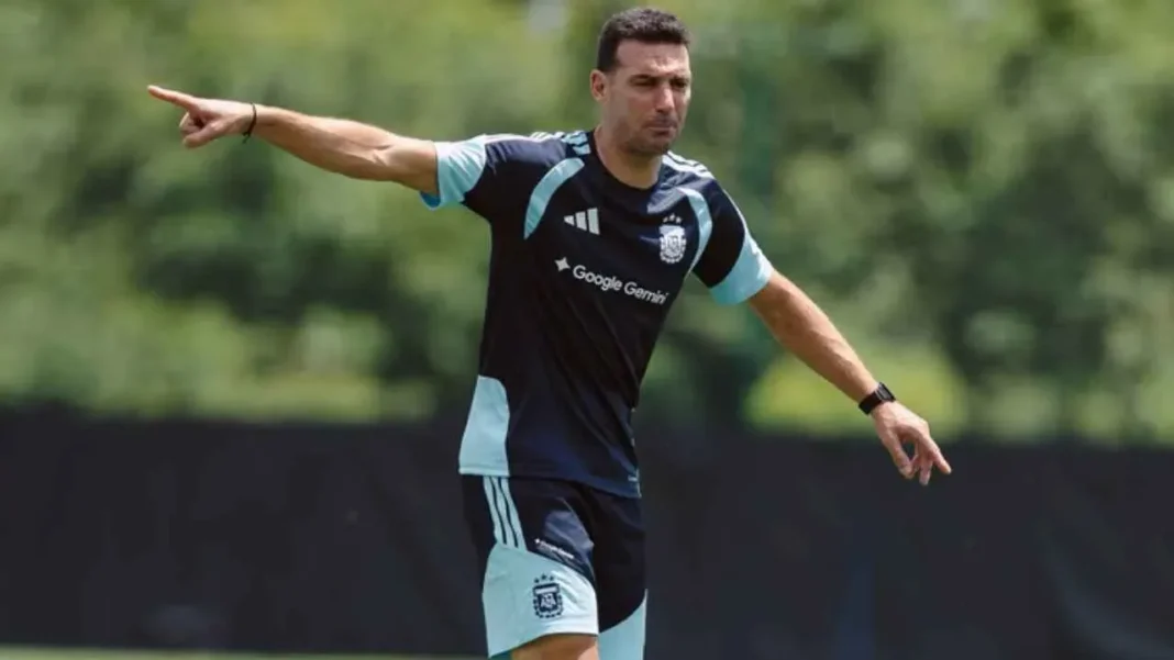 Lionel Scaloni dirigiendo a la Selección Argentina en un partido