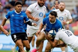 Jugadores de Los Pumas y de Inglaterra en el Estadio Único Madre de Ciudades durante el partido de rugby