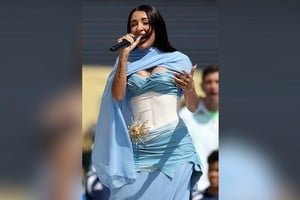 María Becerra con vestido celeste y blanco cantando el himno nacional en el MetLife Stadium