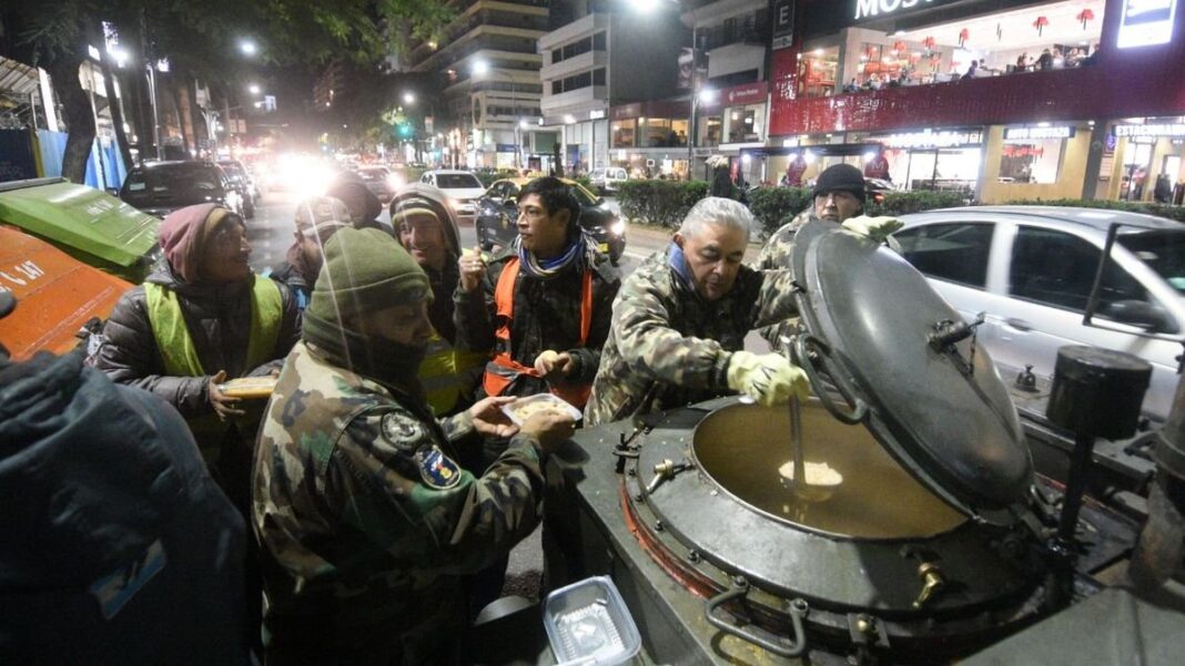 Personas voluntarias recolectando donaciones de abrigo en un evento solidario en Rosario