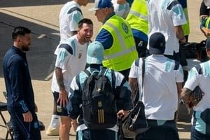 Lionel Messi riéndose durante la revisión de la valija de Cristian Romero en el aeropuerto de Miami