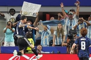 Cartel con leyenda 'gracias' dirigido a Lionel Messi, fotografiado por Fernando Nicola