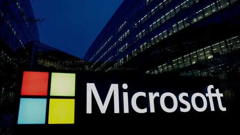 Logo de Microsoft en un edificio corporativo