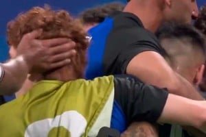 Jude Bellingham y Valentín Barco en el altercado post partido, con Nicolás Otamendi interviniendo