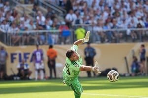 Emiliano Martínez atajando un remate durante la final del Mundial 2026 entre Argentina y España