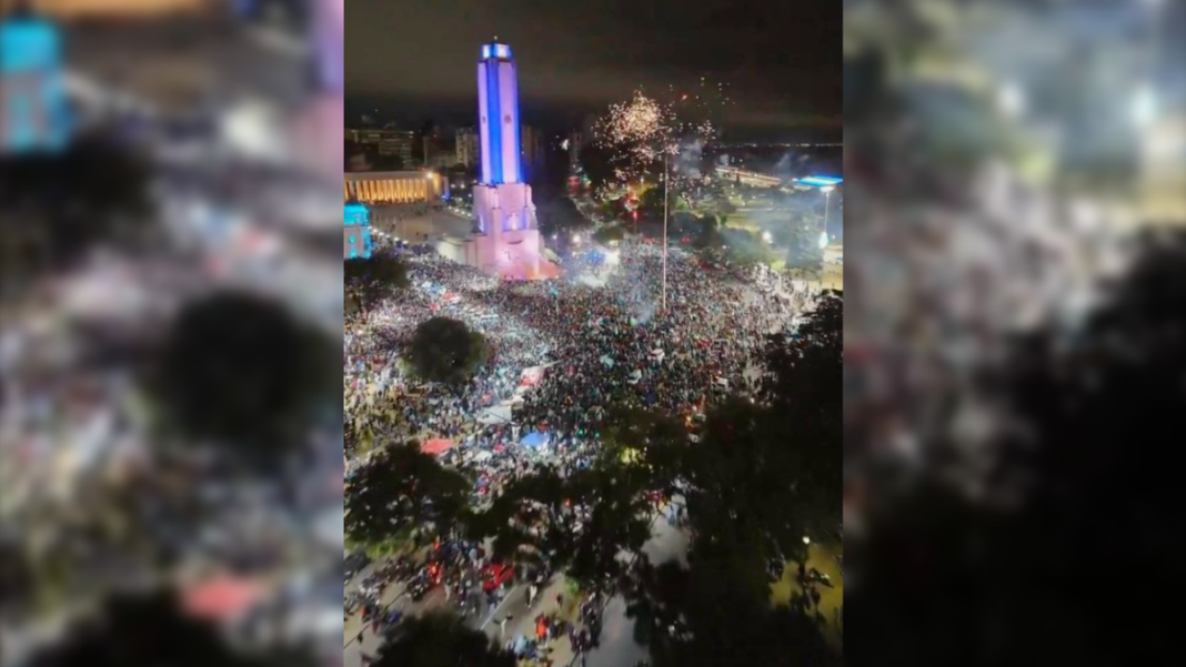 Multitud en el Monumento a la Bandera durante un festejo mundialista