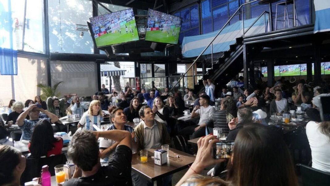Personas en un bar de Rosario durante el Día del Amigo