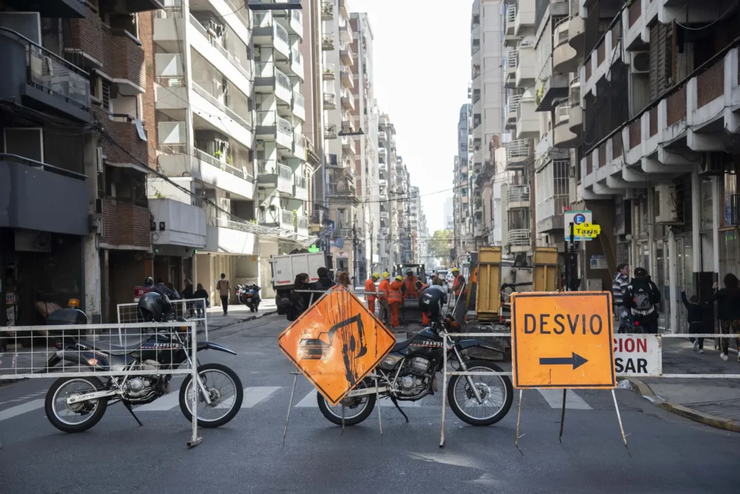 Señal de tránsito de corte de calle por obras en Rosario