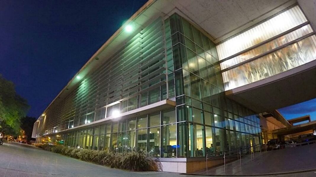 Ambulancia del Hospital de Emergencias Clemente Álvarez (Heca) en la puerta del centro de salud