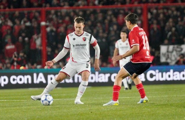 Partido de fútbol entre Newell's e Independiente en el estadio Libertadores de América