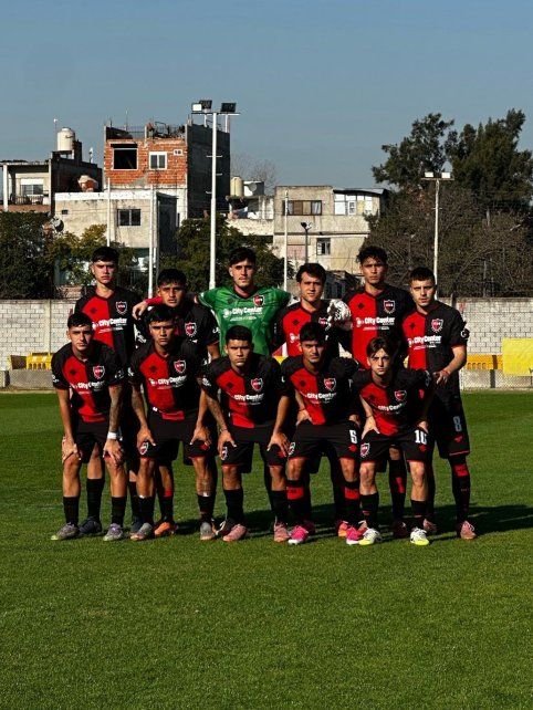 Jugadores de la reserva de Newell's Old Boys durante el partido frente a Huracán