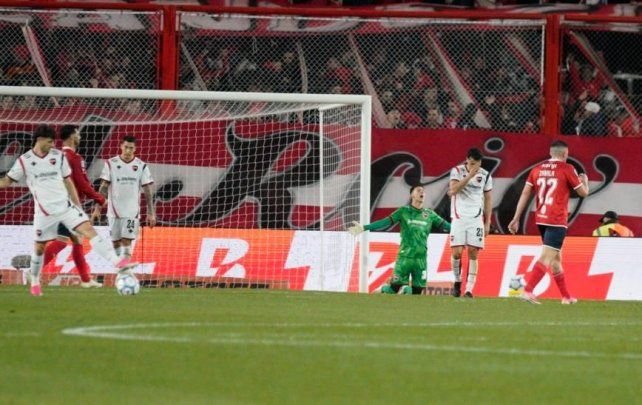 Jugadores de Newell's y de Independiente durante el partido en Avellaneda