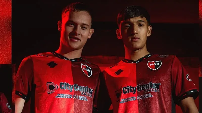 Tercera camiseta de Newell’s Old Boys temporada 2026, diseño rojo y bordó con cuello y puños negros