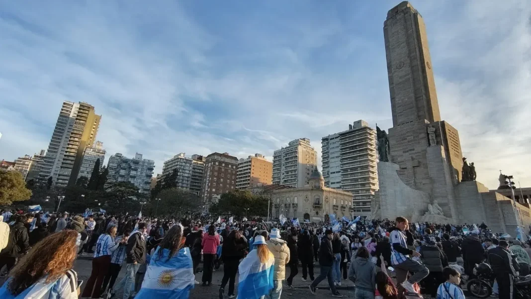 Puente del Pasaje Juramento con estatuas de Lola Mora en el Monumento a la Bandera de Rosario