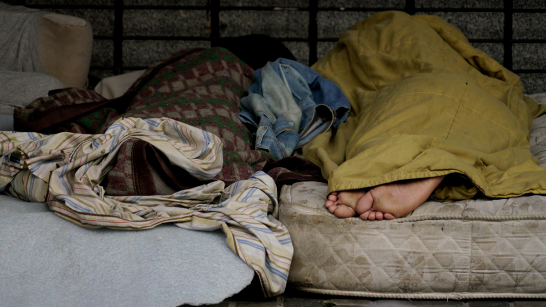 Distribución de viandas calientes a personas en situación de calle durante ola de frío en Rosario