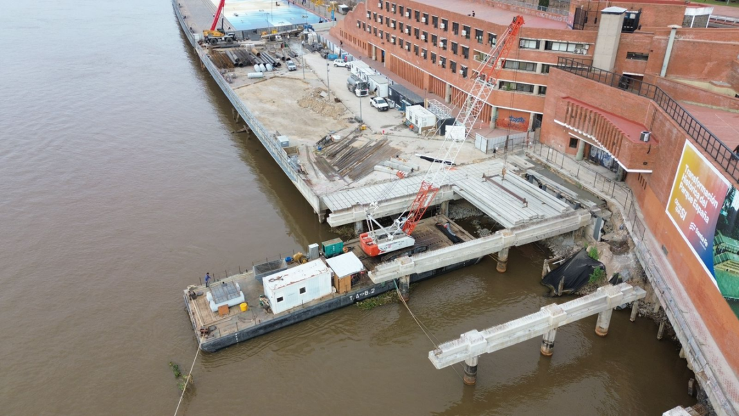 Vista de las primeras losas colocadas en la nueva explanada del Parque España sobre el río Paraná, Rosario