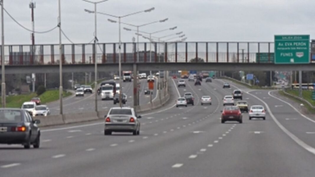 Ruta nacional con cartel de peaje