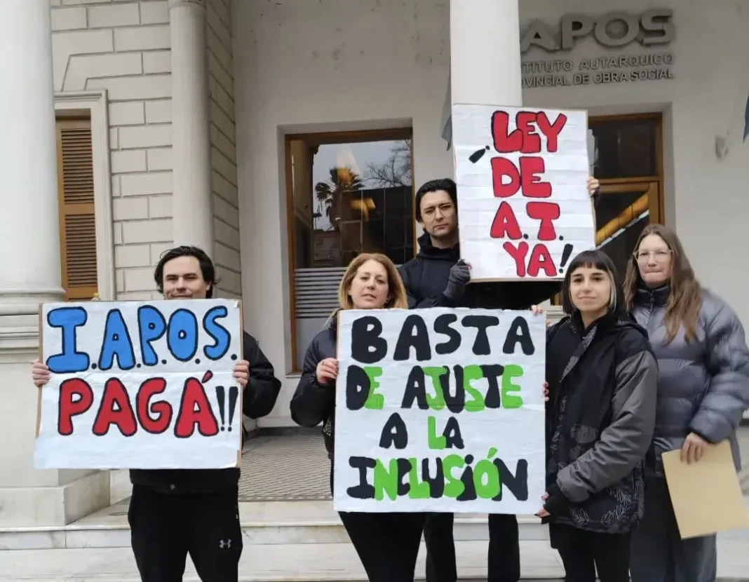 Concentración de prestadores de Iapos frente a la sede de la obra social en Santa Fe