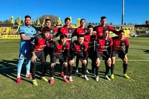Jugadores de Colón celebrando un gol en el partido ante Deportivo Madryn