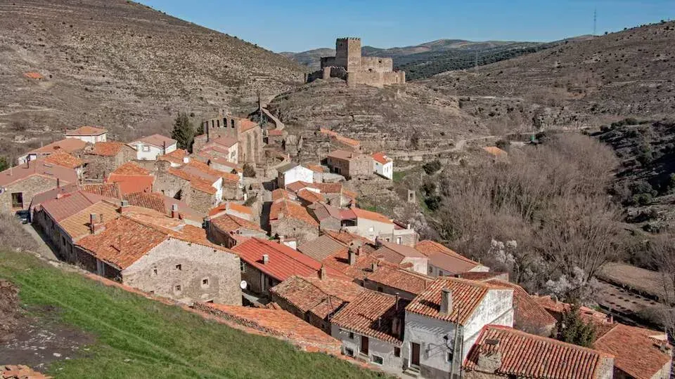 Vista de un pueblo rural en España con casas de piedra y calles empedradas